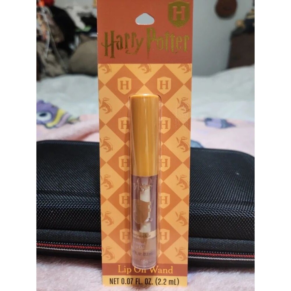 Harry Potter- Hufflepuff honeysuckle scented lip oil